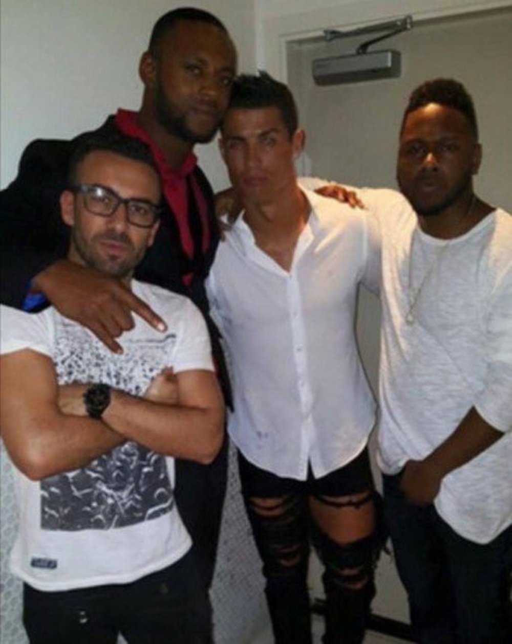 Cristiano Ronaldo eligió una vestimenta sexy con pantalones rasgados hasta el extremo. Twitter