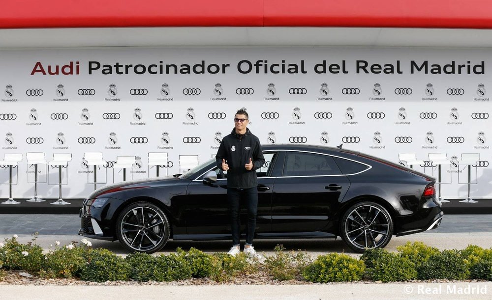 Cristiano Ronaldo posó con su nuevo coche. Twitter/RealMadrid