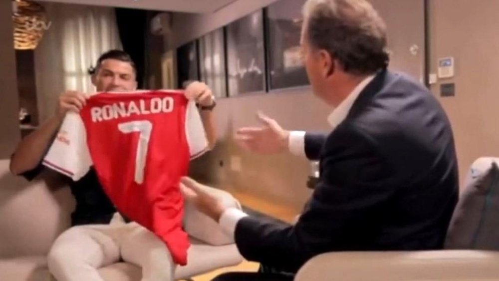 Cristiano posó con la camiseta del Arsenal. Captura/itv