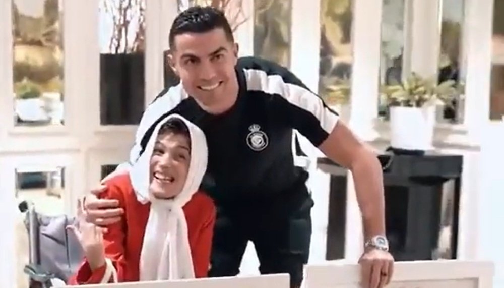 Cristiano, condenado a 99 latigazos por tocar a una mujer en una foto. Captura/Al Nassr