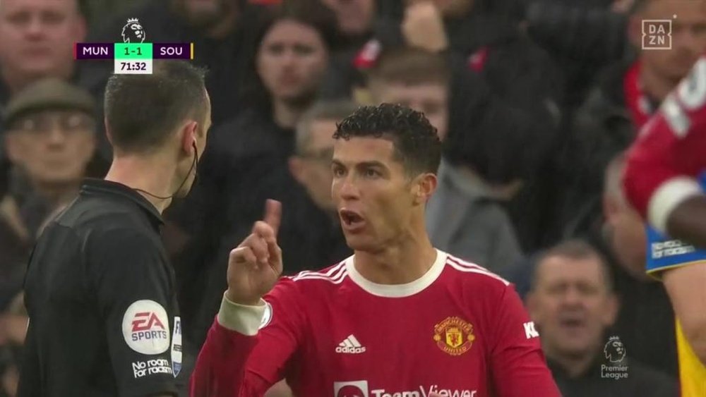 Cristiano Ronaldo questiona o árbitro por gol anulado. Captura Dazn