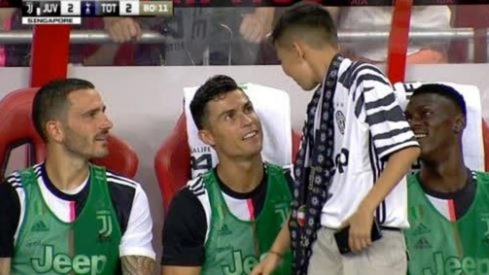 Il bel gesto di Ronaldo con un bambino in panchina. Captura/ESPN