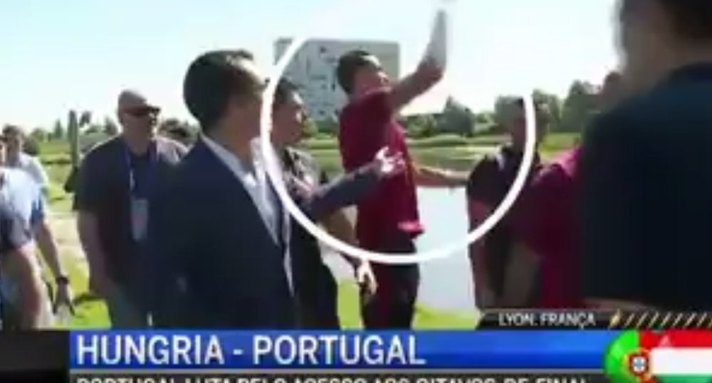Cristiano Ronaldo a jeté le micro d'un journaliste dans un lac. Twitter