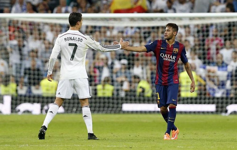 Ronaldo HELPS Neymar at Ballon d'Or ceremony?