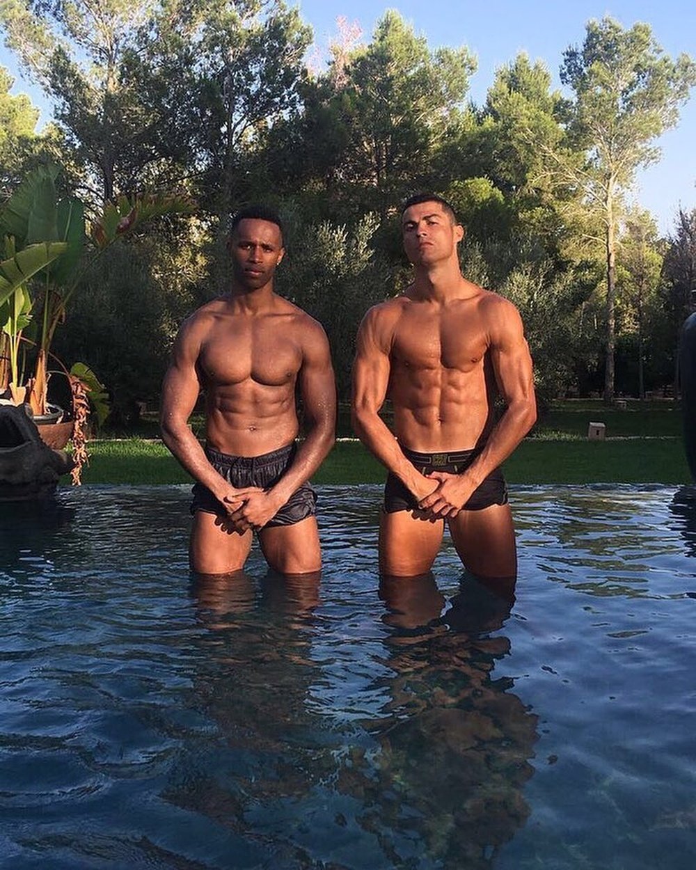 Cristiano Ronaldo y Semedo presumen de músculos en la piscina. CristianoRonaldo