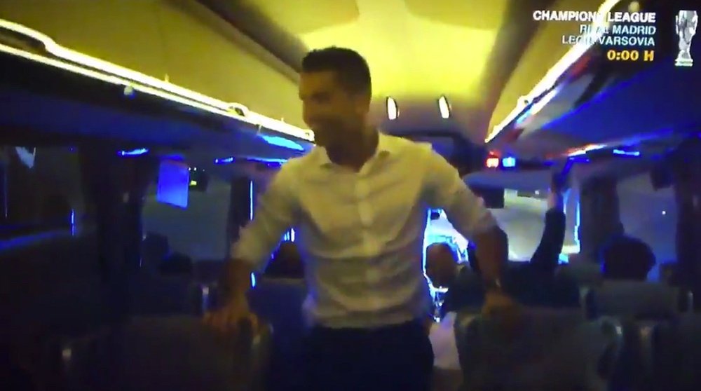 Cristiano dio rienda suelta a su euforia en el autobús. RealMadridTV