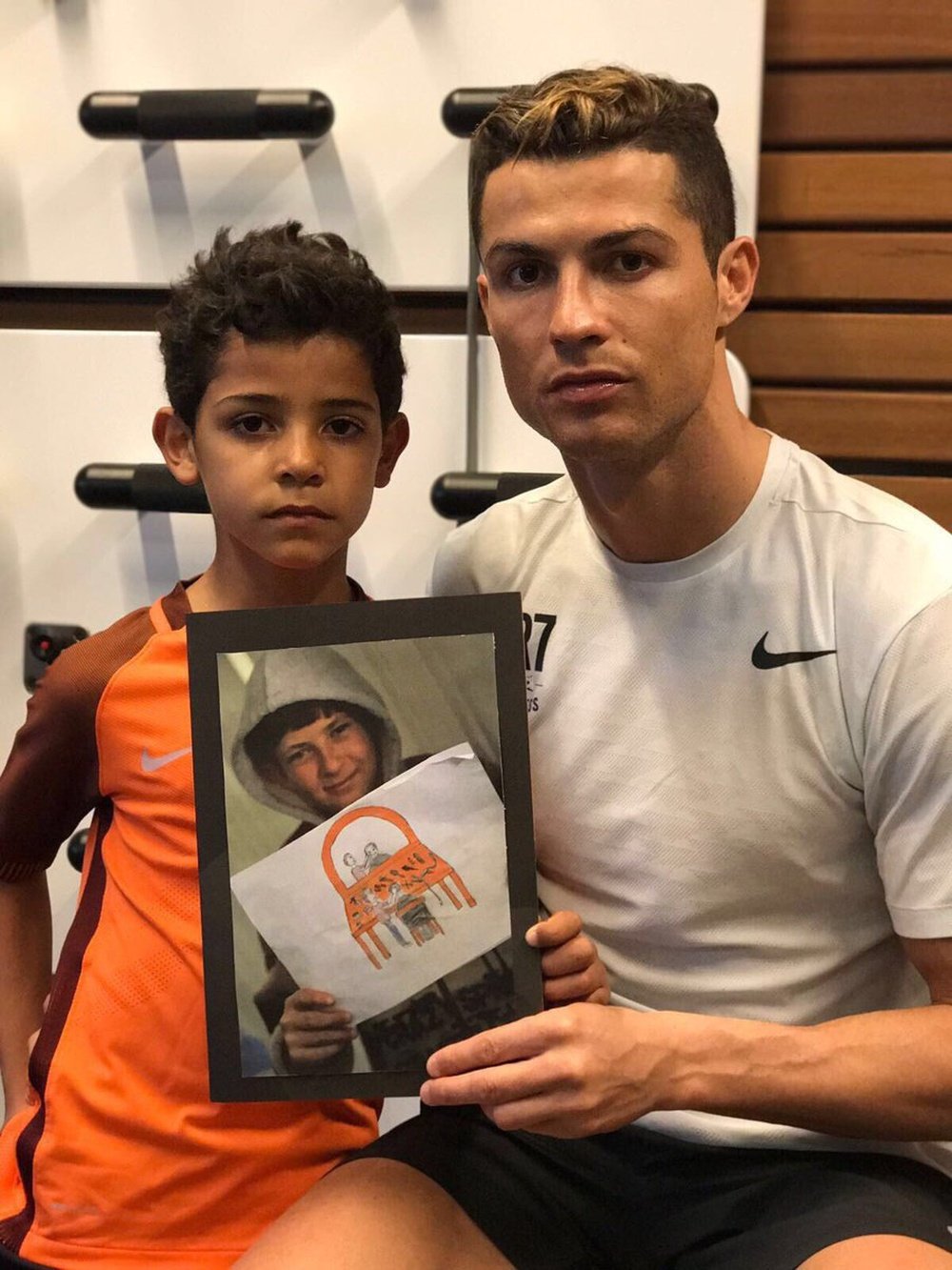 Cristiano Ronaldo y su hijo en una foto contra la guerra de Siria. CristianoRonaldo