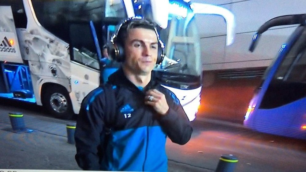 Cristiano sort de l'autobus avec le sweat de Marcelo. Twitter