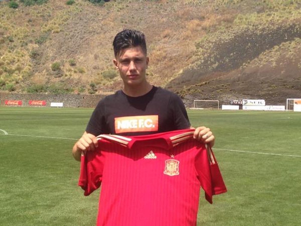 Cristo González posa con la camiseta de España tras su reciente convocatoria con la Sub 19. Twitter