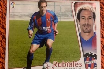 Luis Rubiales is in the spotlight following alleged illegal contracts made within the Spanish Football Federation. With the former president of the RFEF on everyone's lips, his name has reached Wallapop. On this famous platform for buying and selling second-hand items, the Rubiales sticker for the Levante player has a price of 2,000 euros.