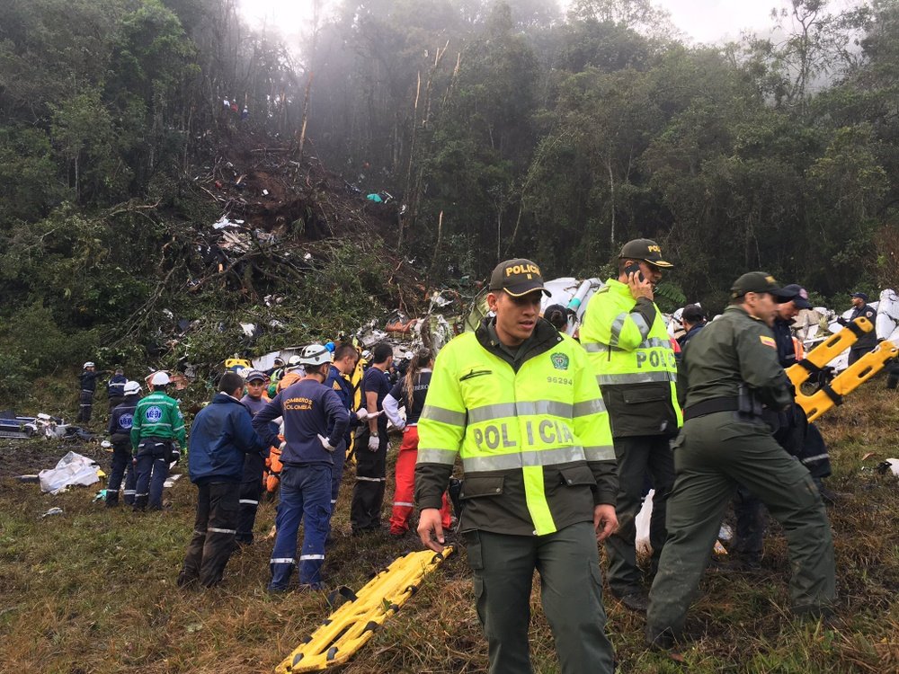 Police search for bodies following the crash. PoliciaAntioquia