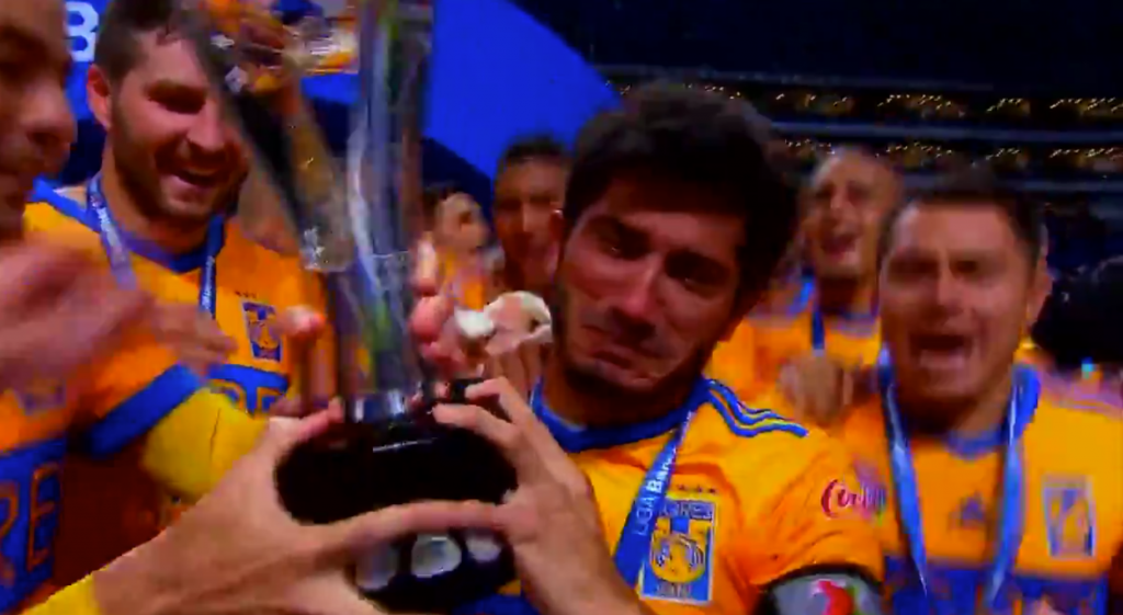 La mejor despedida: Levantó el trofeo y ¡no pudo contener las lágrimas!