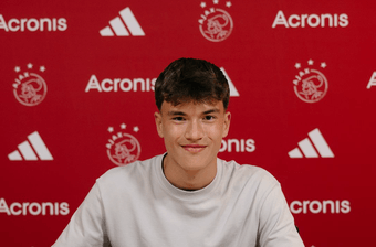 El Ajax hizo oficial este miércoles el fichaje de Damian van der Vaart, hijo de Rafael van der Vaart. El joven talento de 17 años firma un contrato hasta el 30 de junio de 2024 y llega procedente de Dinamarca.