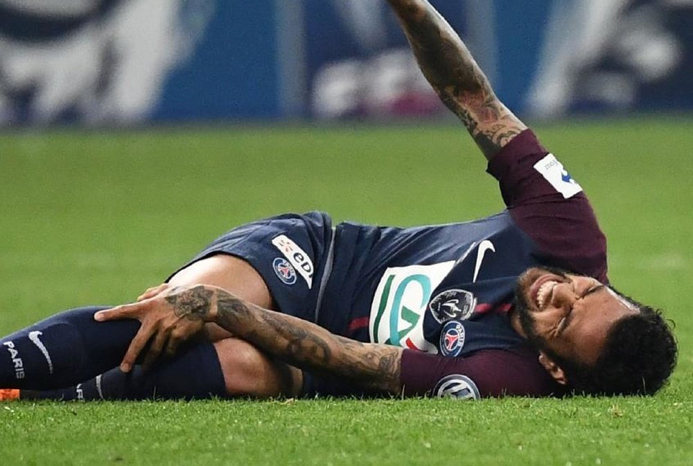 La lesión de Alves es menos grave de lo que parecía. AFP