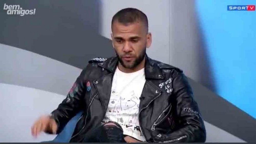 Alves a durement critiqué Messi. SporTV