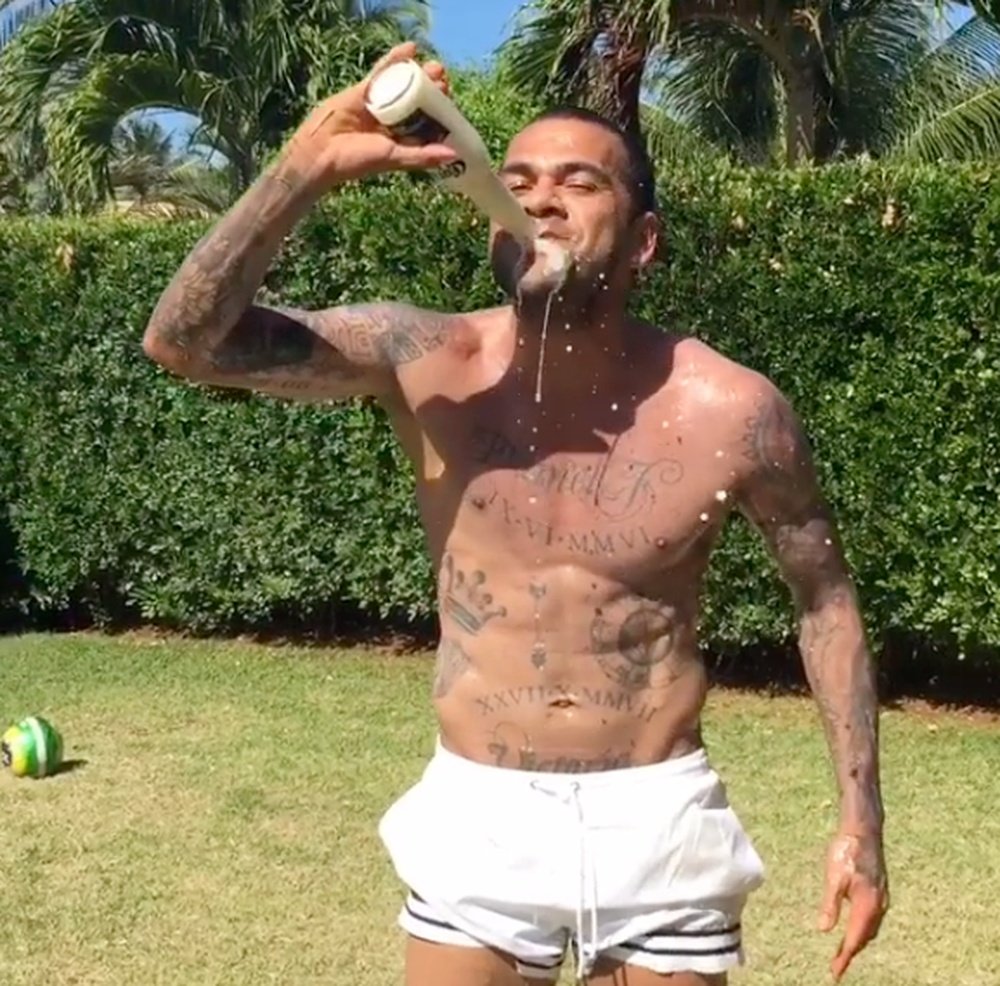 Dani Alves has shown us his pretty unique way of cracking open a beer.. @Danid2ois