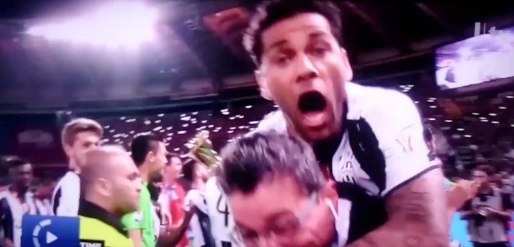 Así de loca fue la celebración de Alves en la final de Coppa