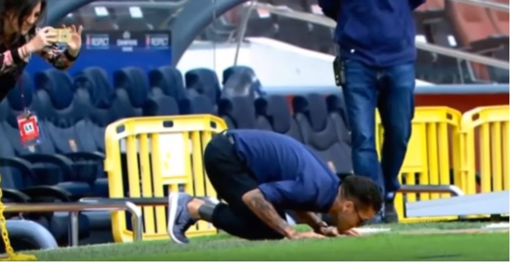Dani Alves a voulu embrasser l'écusson de la pelouse du Camp Nou. Youtube