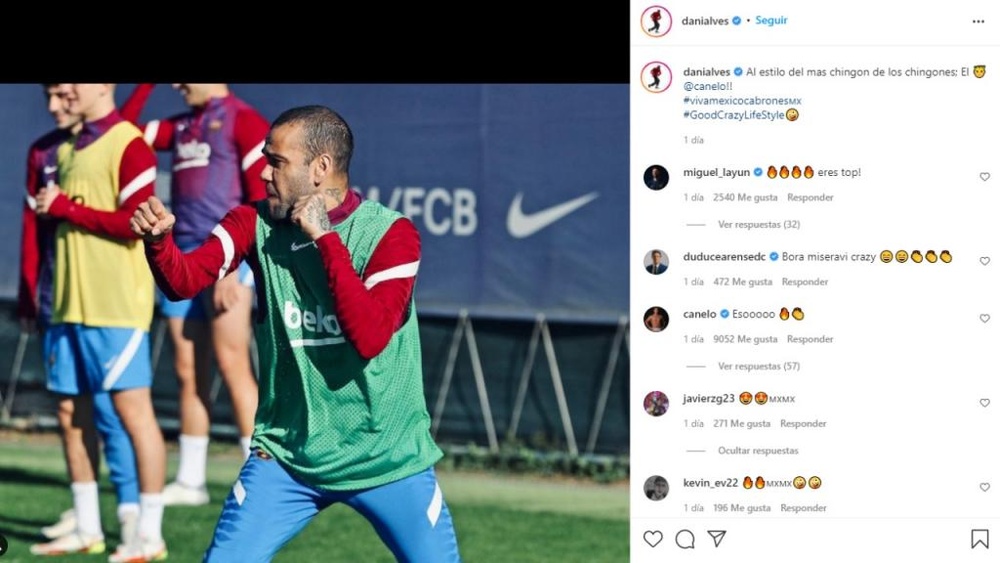 Dani Alves posó durante el entrenamiento del Barcelona. Captura/DaniAlves