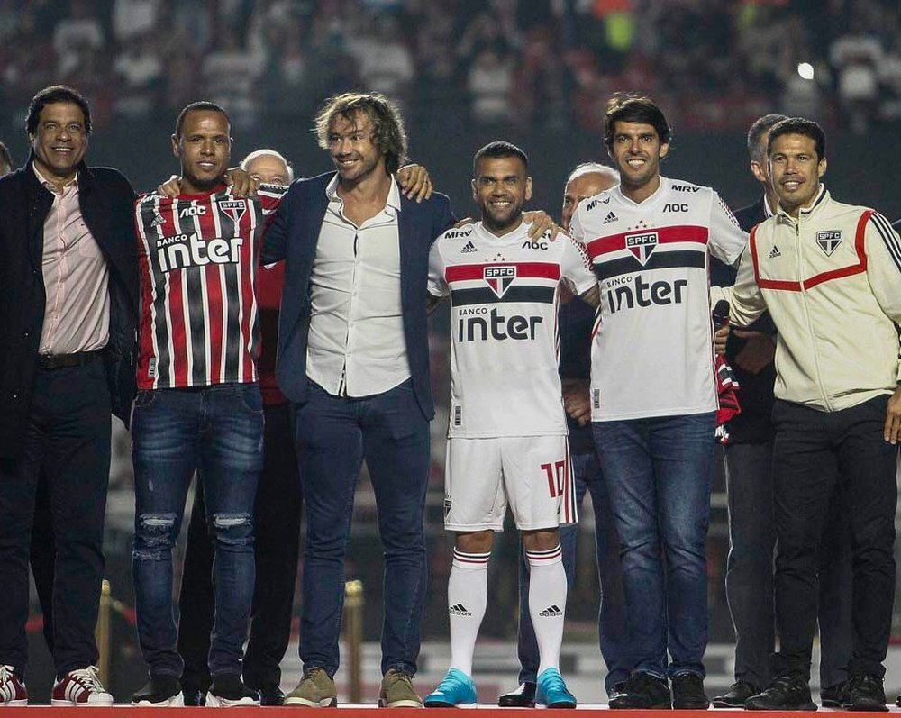 Kaká le entregó el '10' a Alves. Twitter/SaoPaulo