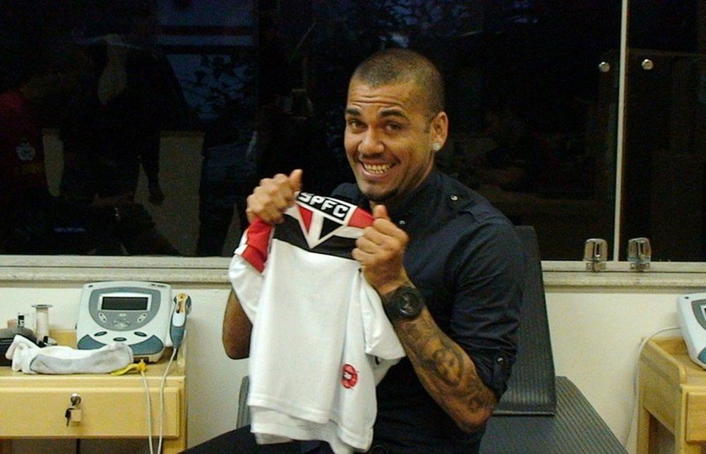 Dani Alves exibe a camisa de seu novo clube. ESPN