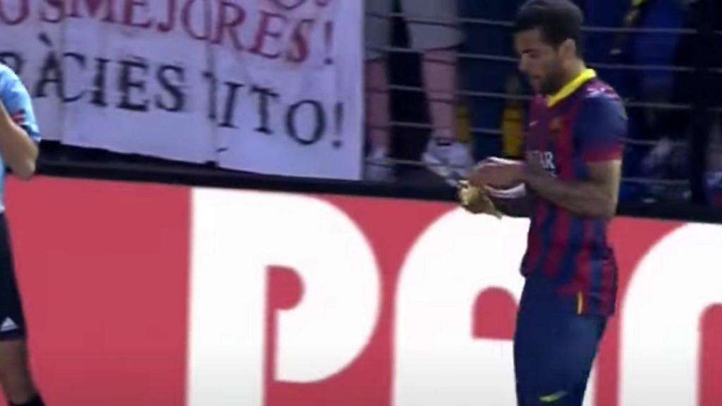 Dani Alves se come un plátano en el Villarrea-Barcelona de 2014