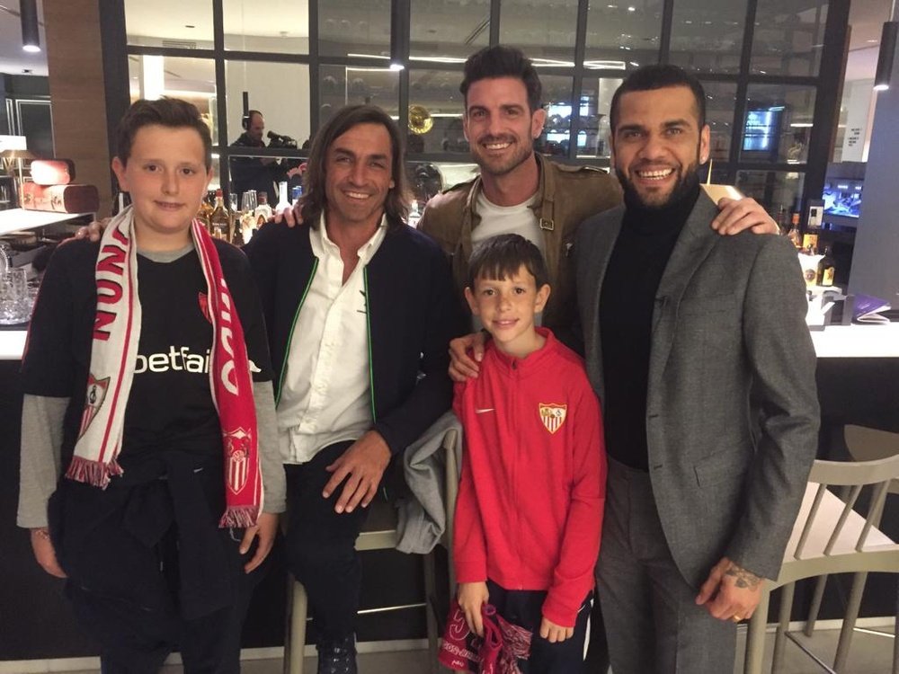 Dani Alves se reencontró con viejos compañeros de su etapa sevillista. Twitter/SevillaFC