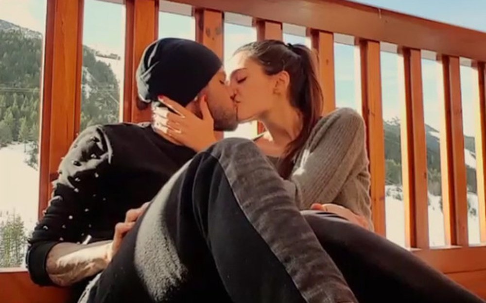 Dani Alves and his girlfriend kissing. Instagram