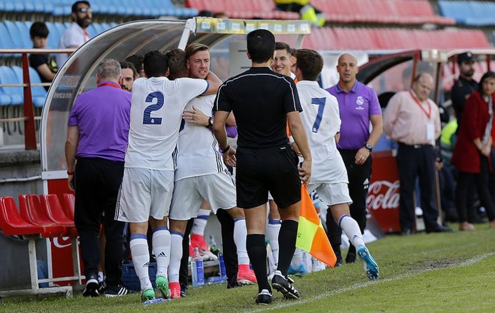 Dani Gomez célèbre un but avec Guti. RFEF