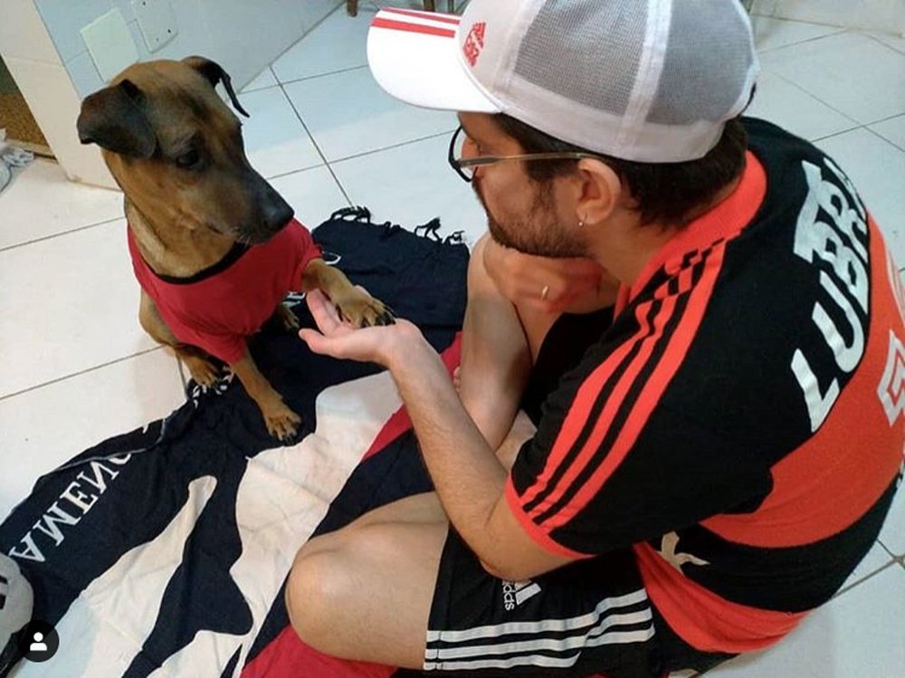 Danilo sortea una entrada del Flamengo-Gremio. Instagram/Danilomello87