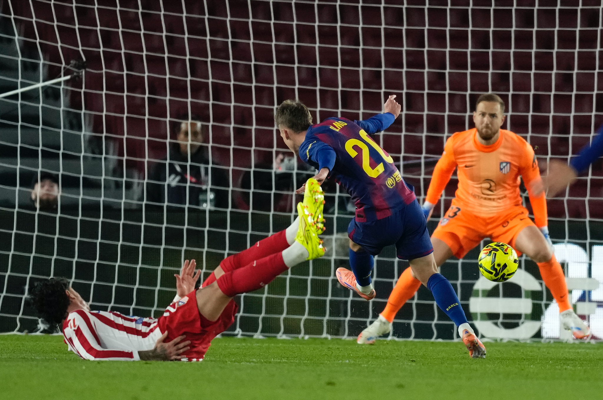 Dani Olmo: desfalque de três semanas no Barcelona