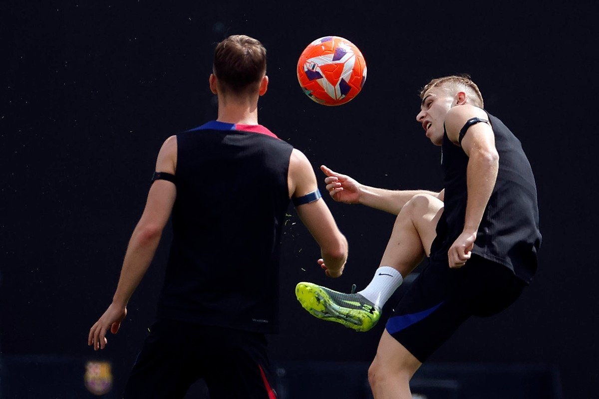 Barcelona will train daily at 09.30 CEST. EFE