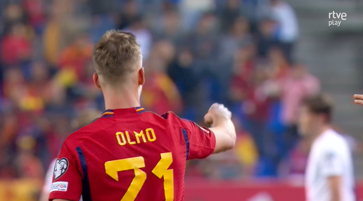 Olmo anotó el primer gol de la 'era De la Fuente' casi sin querer