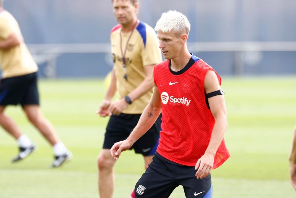 Olmo was the big novelty of Barca's training session. EFE