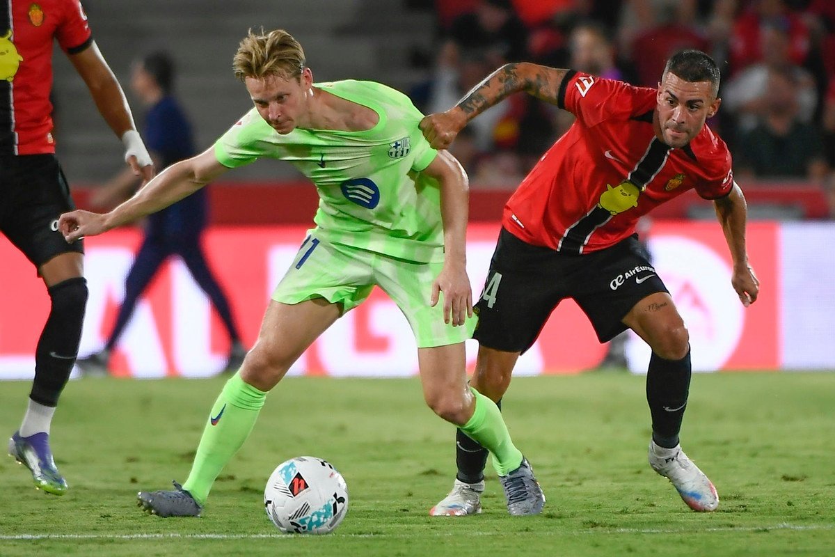 De Jong absent from Barcelona training for personal reasons
