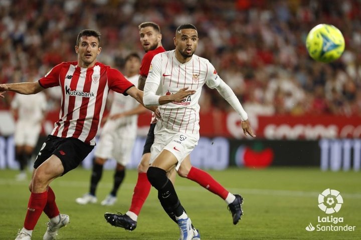Dani Vivian y En-Nesyri persiguen la pelota en el Sevilla-Athletic de la Primera División 2021-22. LaLiga