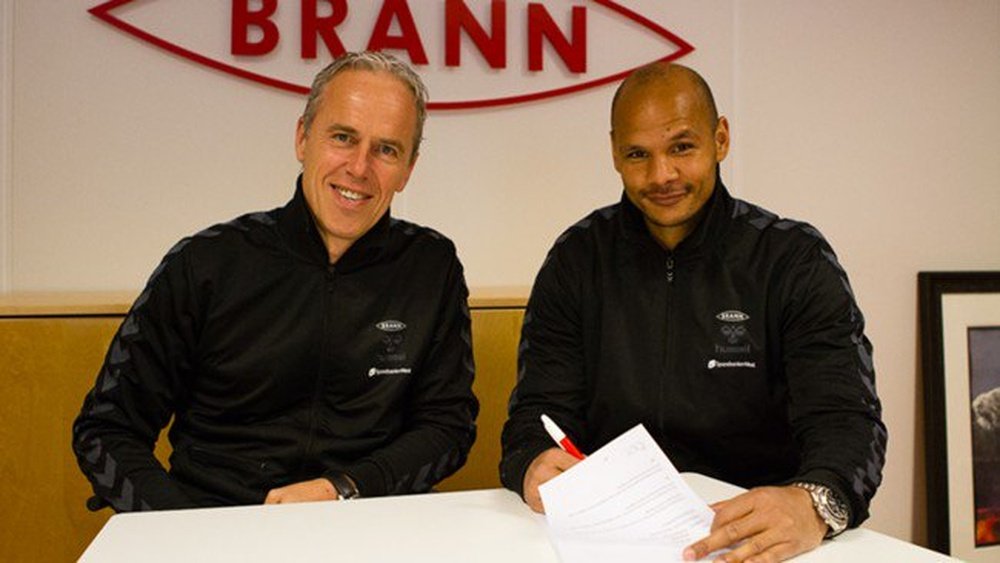 Daniel Omoya Braaten en el momento de firmar su contrato como nuevo jugador del Brann. Twitter