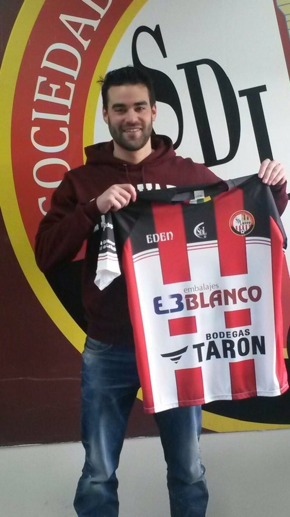 Daniel Peláez, con la camiseta del Logroñés. Twitter