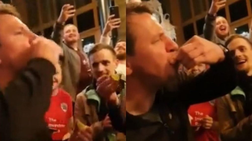 Daniel Stendel had a Tequila shot with Barnsley fans. Captura/Twitter/_rosabroom