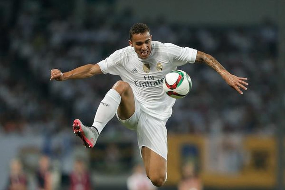 Danilo viewing the ball. RealMadrid