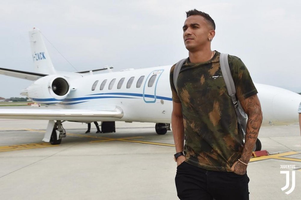 Danilo já está em Turim para assinar com a Juventus. Twitter @juventusfc