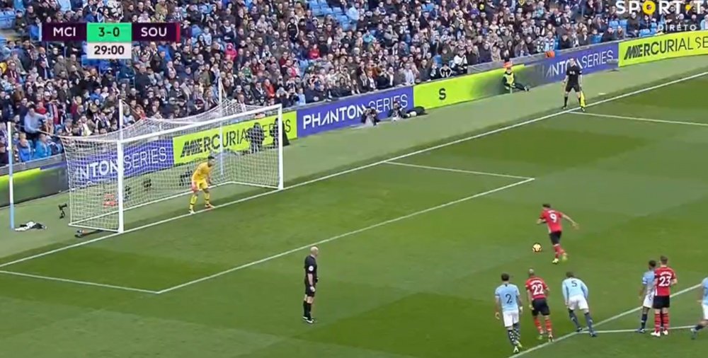 Danny Ings scored a penalty against Manchester City. Captura/SPORT1