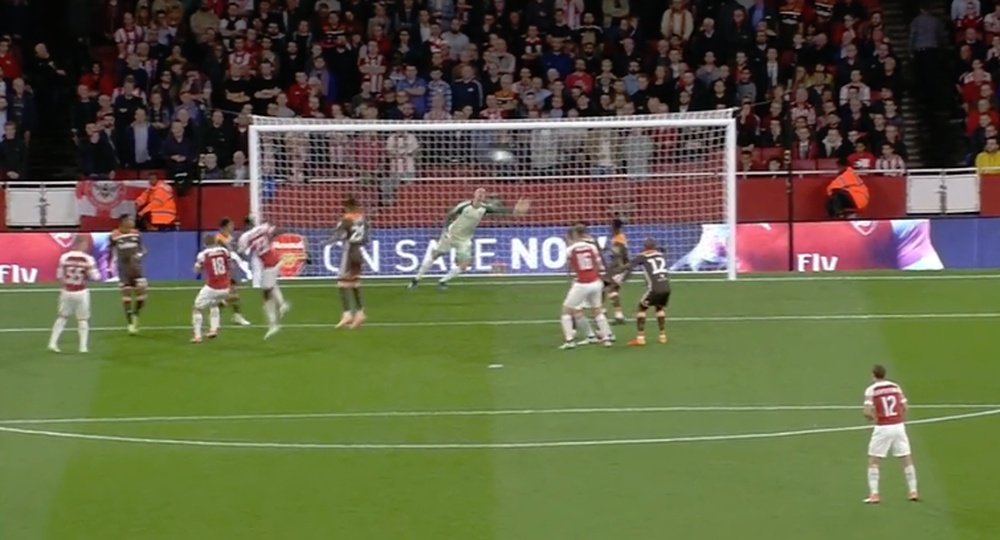 Danny Welbeck scores for Arsenal against Brentford on 26/09/2018. Captura/NBC