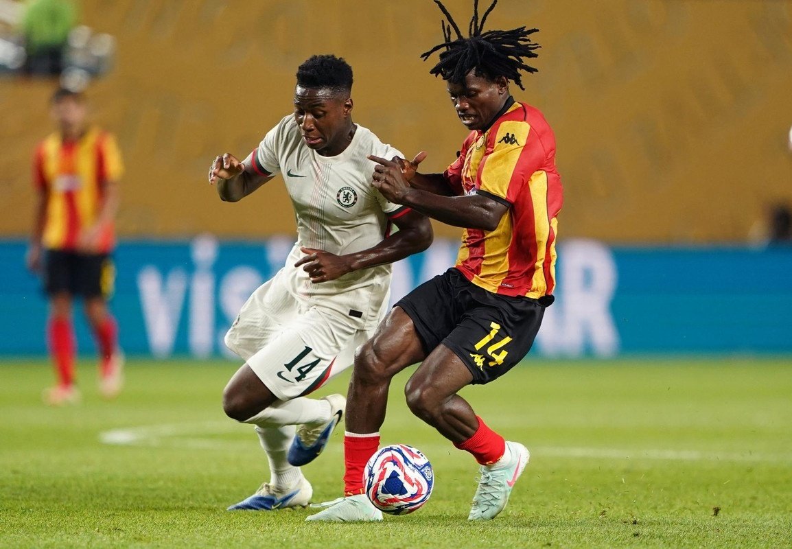 Chelsea confirmou que o meio-campista Dario Essugo passou por uma cirurgia, bem-sucedida, devido a uma lesão na coxa, sofrida enquanto defendia a seleção de Portugal Sub-21.