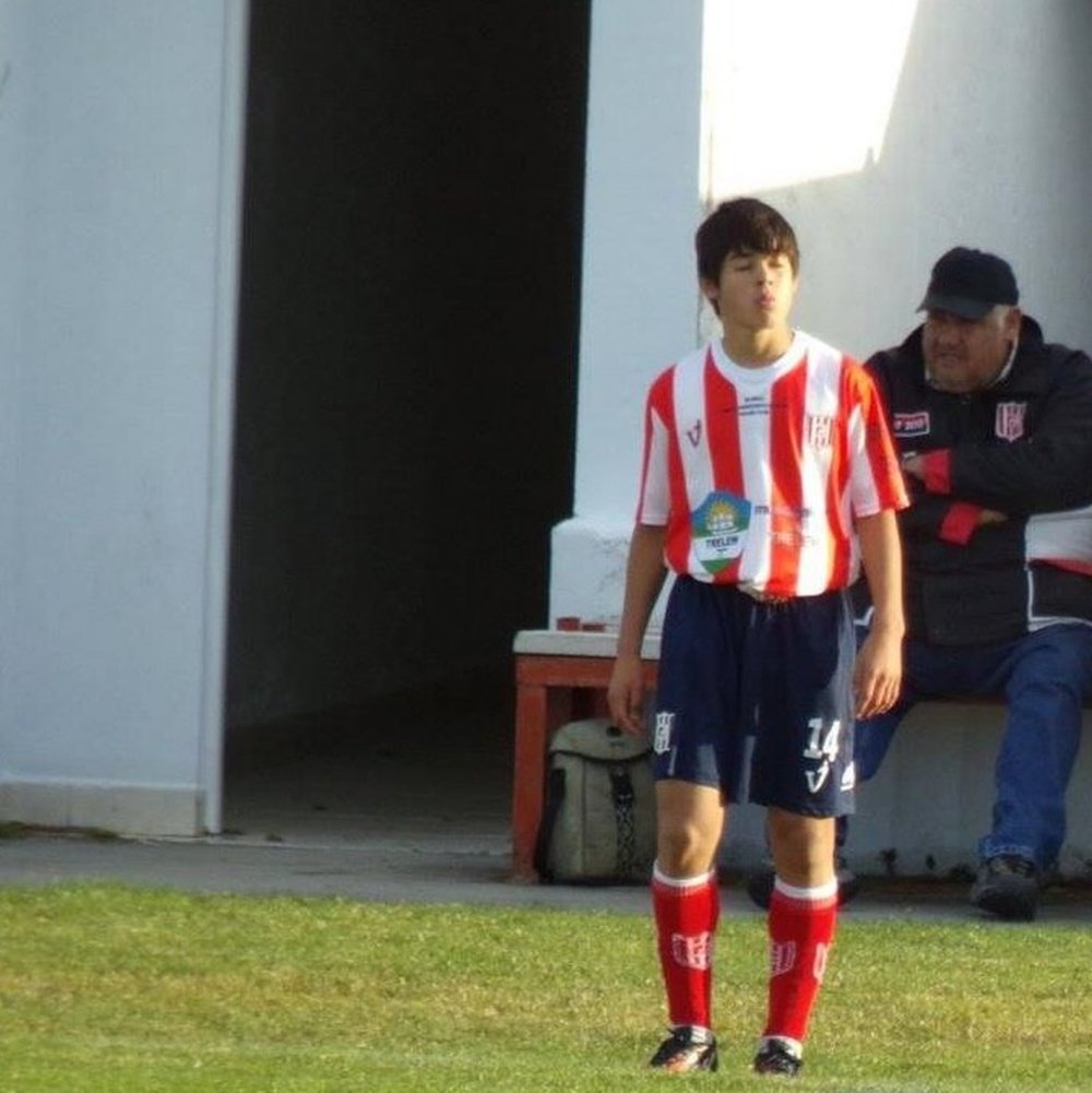 Darío Roa, entrando en el terreno de juego en un debut histórico con tan sólo 13 años. Twitter