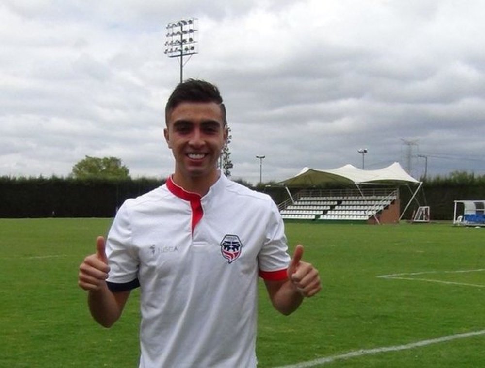Darío Rodríguez posa con la camiseta de Fortaleza. Twitter