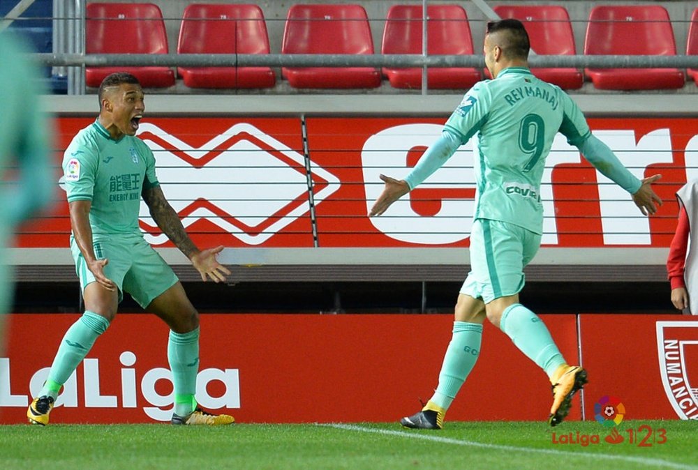Darwin Machís y Rey Manaj celebran uno de los goles del Granada ante el Numancia. LaLiga