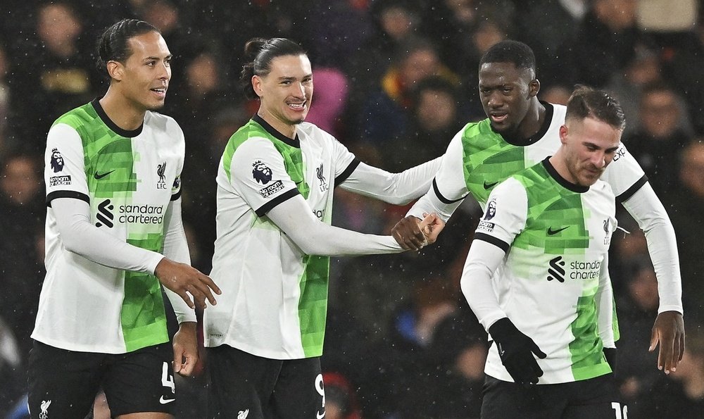 Liverpool remain top on 48 points, five clear of Manchester City. EFE
