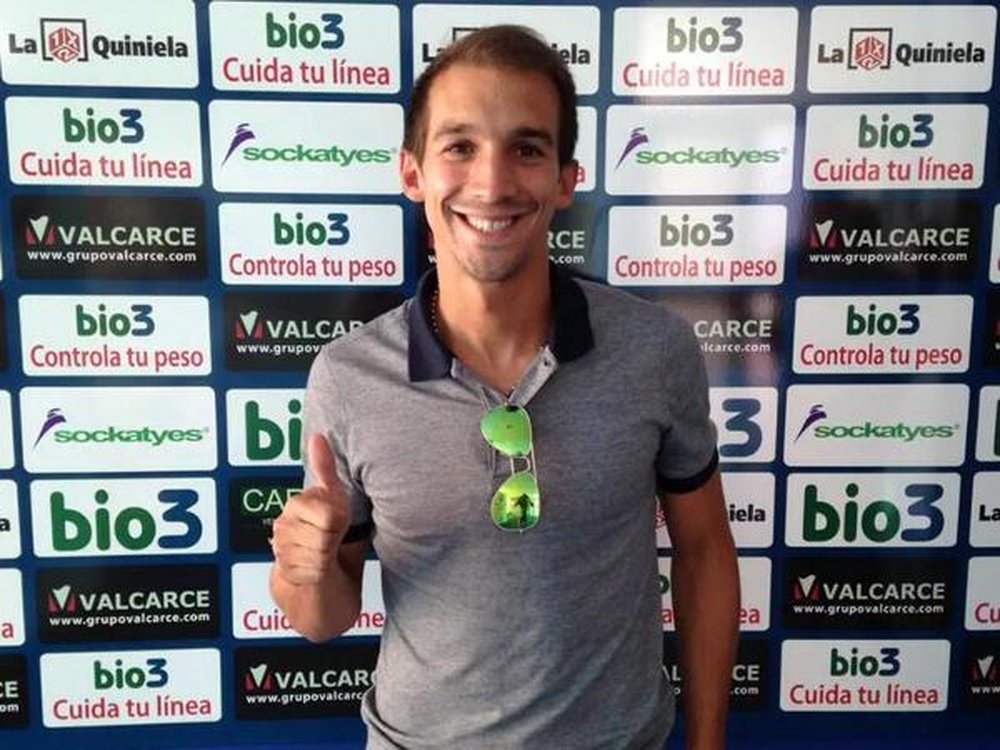 David Caiado posa como nuevo jugador de la Ponferradina. Twitter