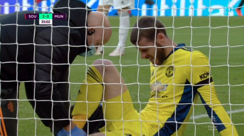 De Gea sort sur blessure après avoir percuté son poteau. Capture/DAZN